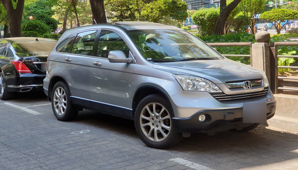 Серебристая Honda CR-V третьего поколения (RE) до рестайлинга, вид спереди справа в три четверти