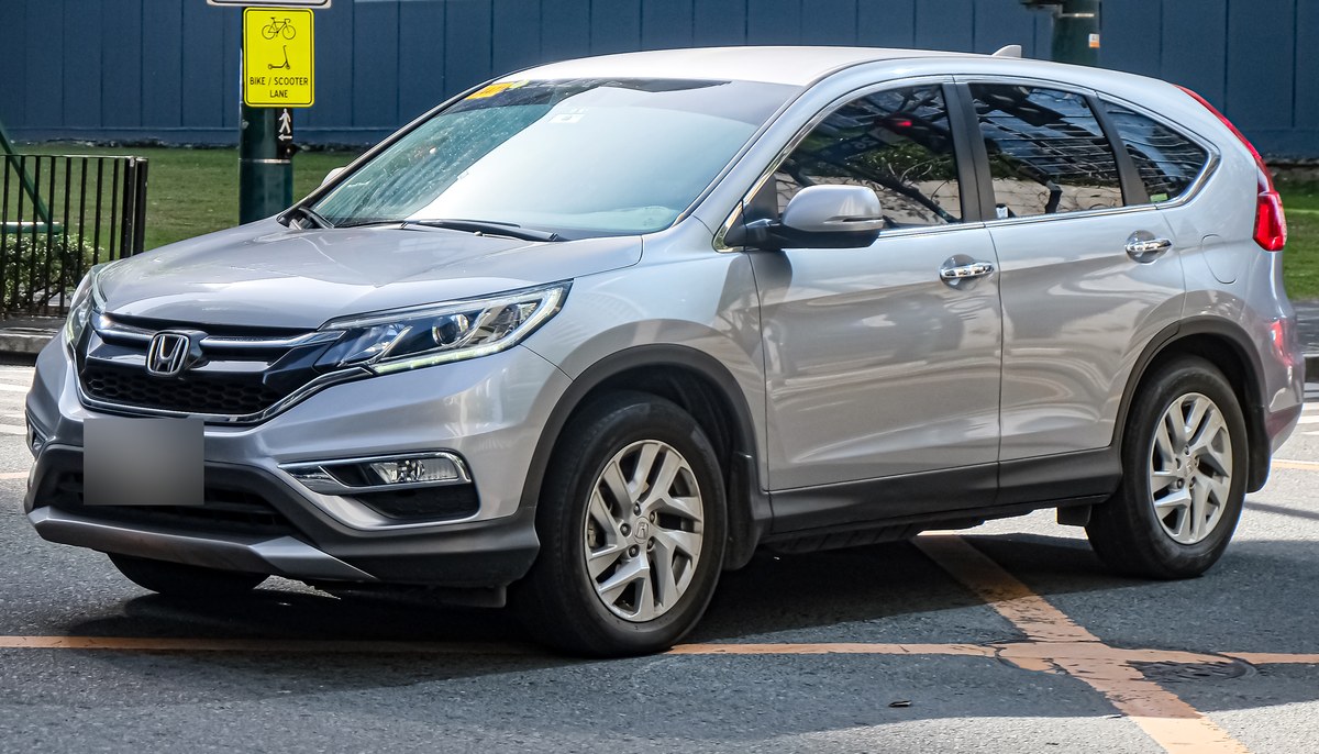 Серебристая Honda CR-V четвёртого поколения (RM) после рестайлинга, вид спереди слева в три четверти