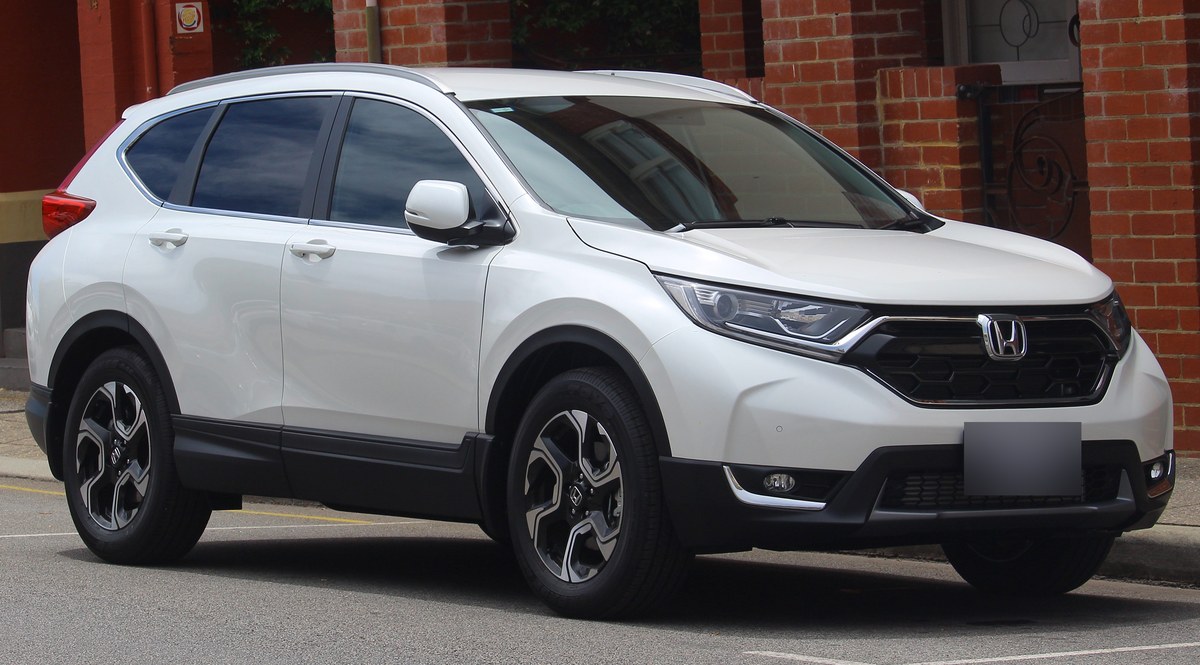 Белая Honda CR-V пятого поколения (RW), вид спереди справа в три четверти