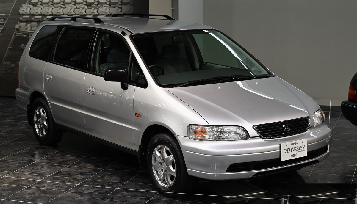 Серебристая Honda Odyssey первого поколения (RA1) 1996 года в музее, вид спереди справа в три четверти