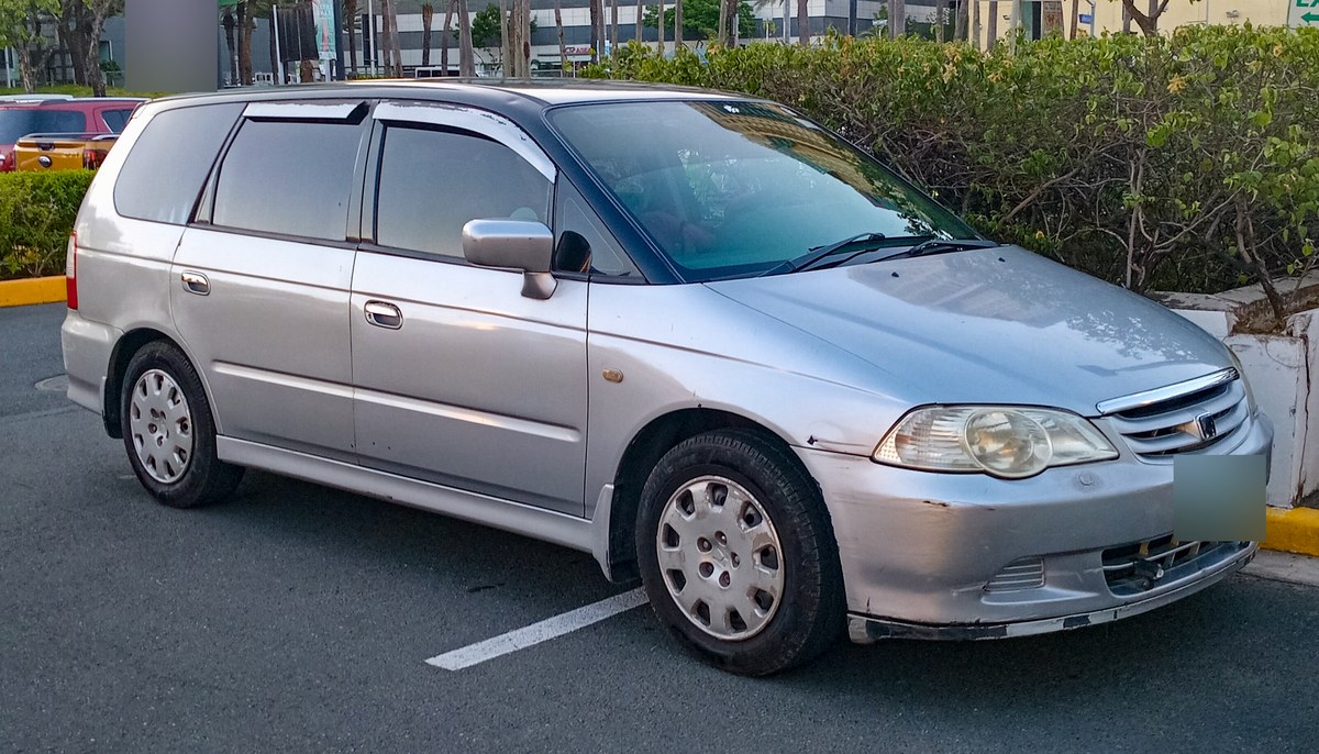 Серебристая Honda Odyssey второго поколения (RA6), вид спереди справа в три четверти