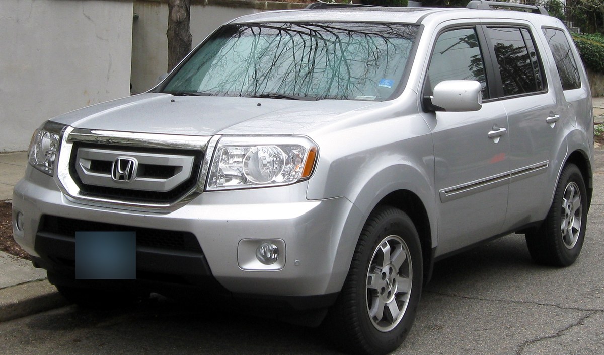 Серебристый Honda Pilot второго поколения до рестайлинга, вид спереди слева в три четверти
