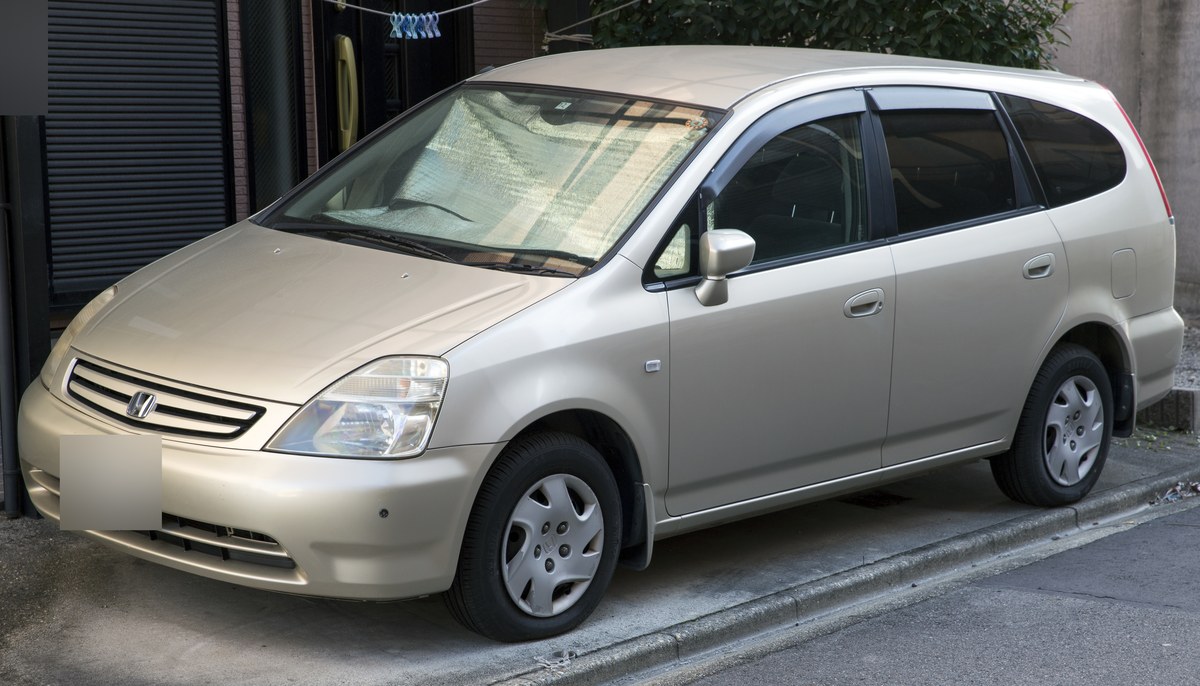 Бежевая Honda Stream первого поколения (RN1), вид спереди слева в три четверти