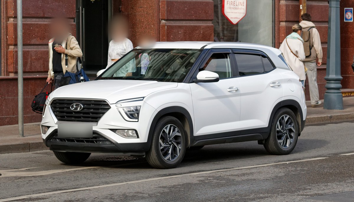 Белая Hyundai Creta второго поколения, вид спереди в три четверти, на городской улице
