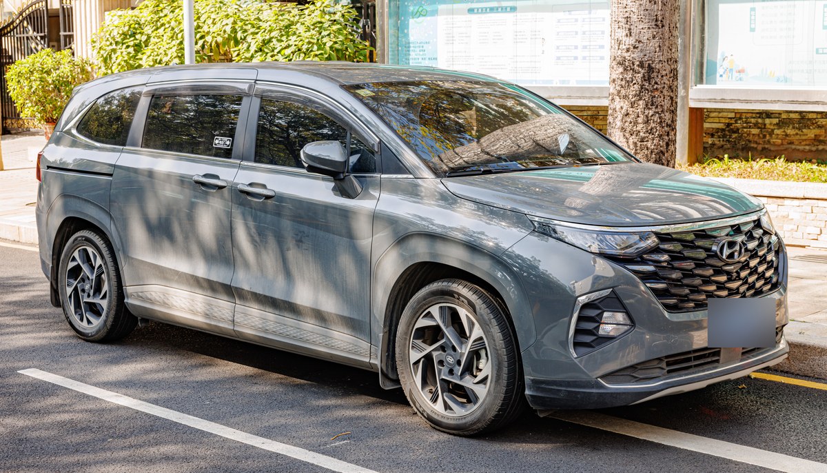 Серо-графитовый Hyundai Custo (Custin), вид спереди в три четверти, на улице