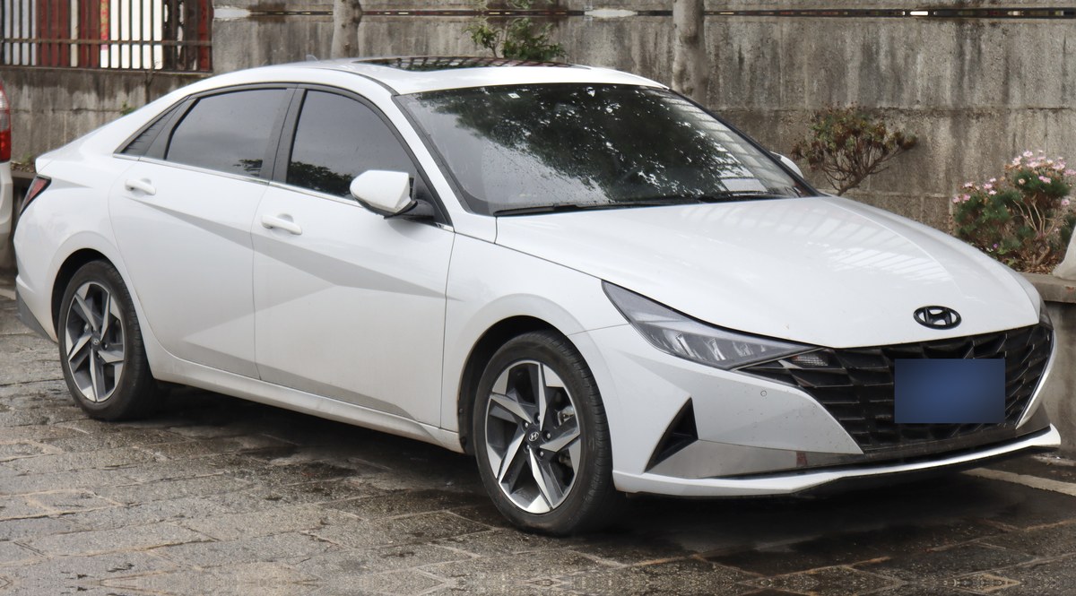 Белая Hyundai Elantra CN7 до рестайлинга, вид спереди в три четверти, китайская версия