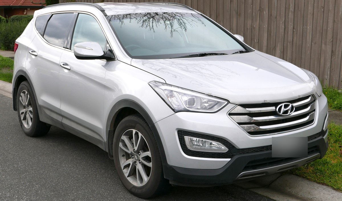 Серебристый Hyundai Santa Fe DM до рестайлинга, вид спереди справа
