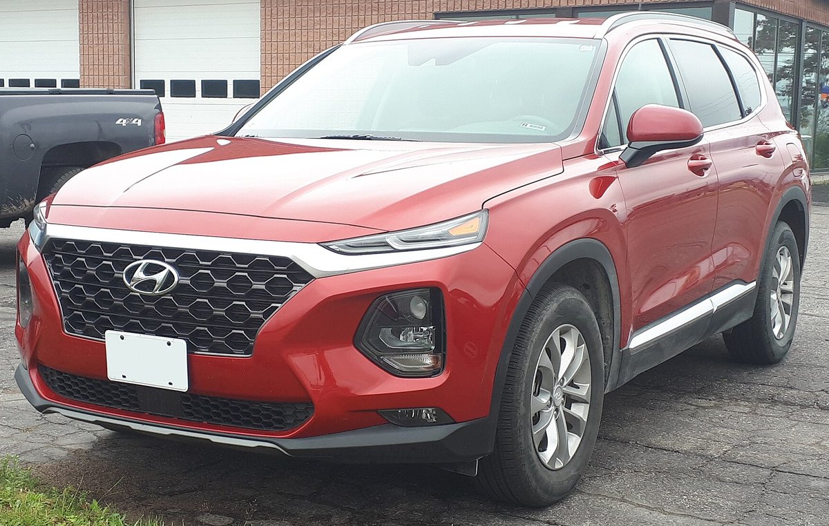 Красный Hyundai Santa Fe четвёртого поколения (TM), вид спереди