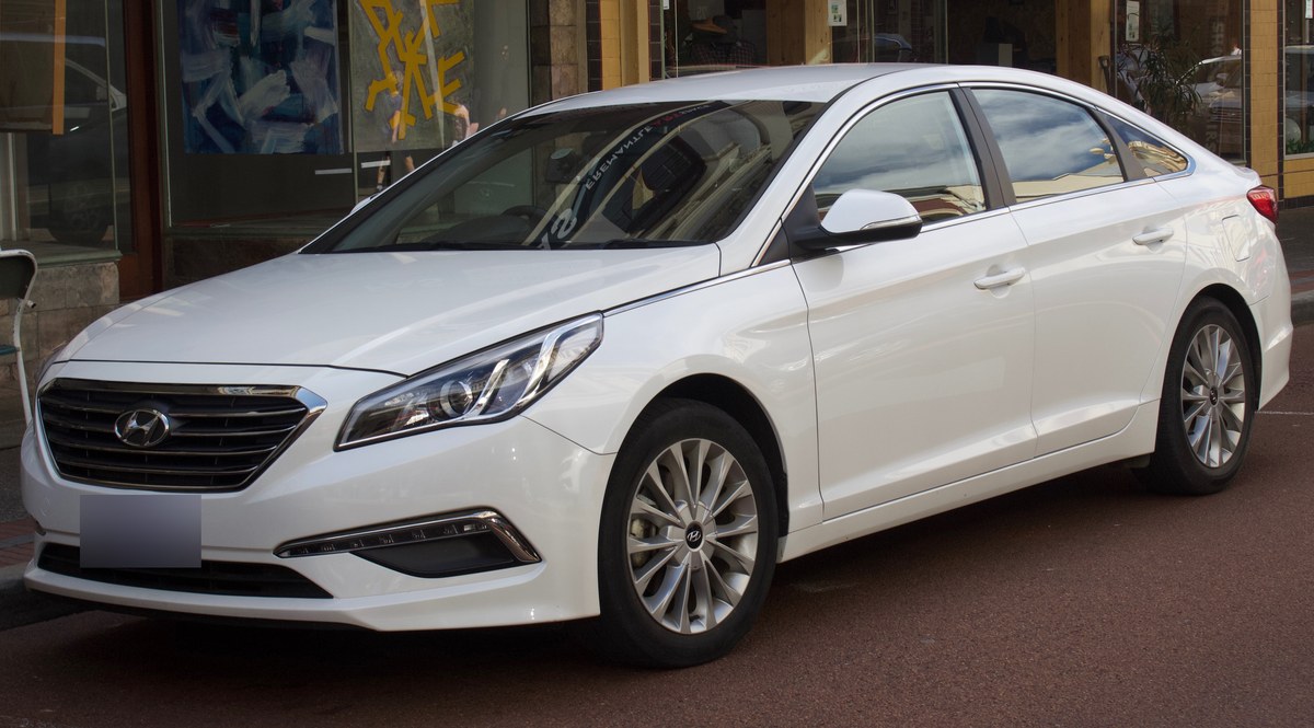 Белый седан Hyundai Sonata LF Active до рестайлинга, вид спереди слева