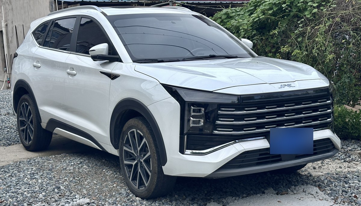 Белый кроссовер JAC X8 Plus (в Казахстане JAC JS8), вид спереди справа в три четверти, Китай