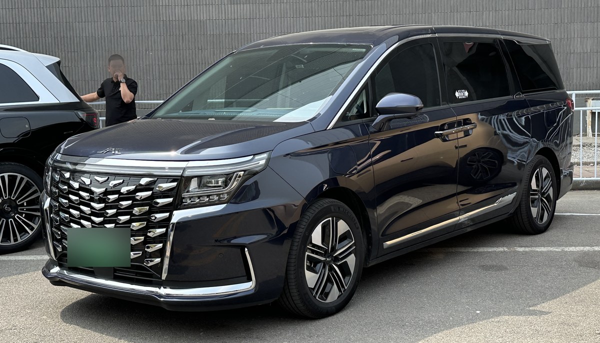 Тёмно-синий минивэн JAC Refine RF8, вид спереди и сбоку, фото из Китая