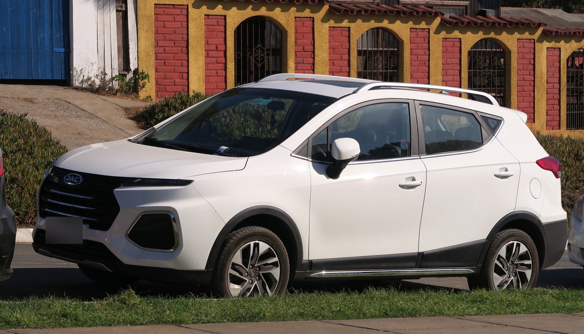 Белый компактный кроссовер JAC JS3, родственная модель JAC S3 Pro, вид спереди сбоку, Чили