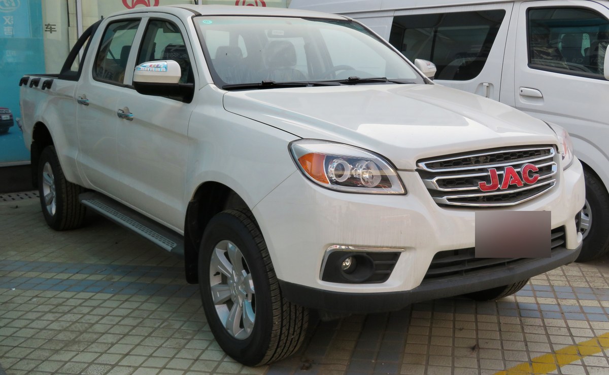 Белый пикап JAC T6 (Shuailing T6), вид спереди и сбоку, фото из Китая
