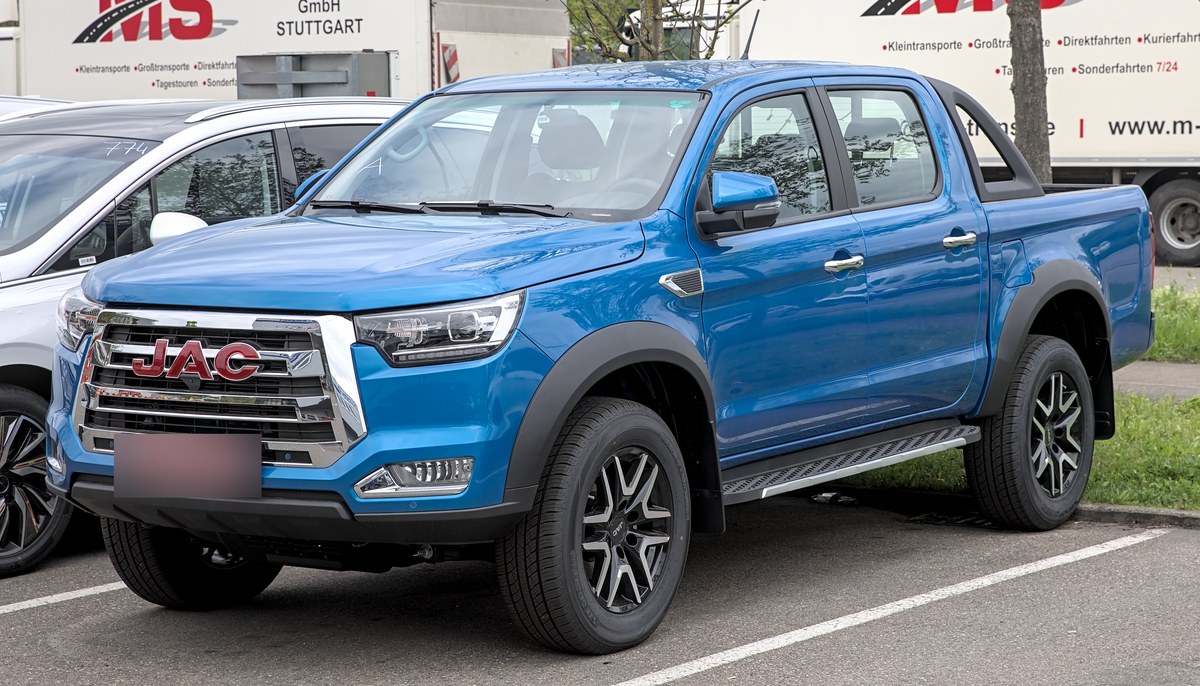Синий пикап JAC T8 Pro, вид спереди и сбоку, на европейской стоянке