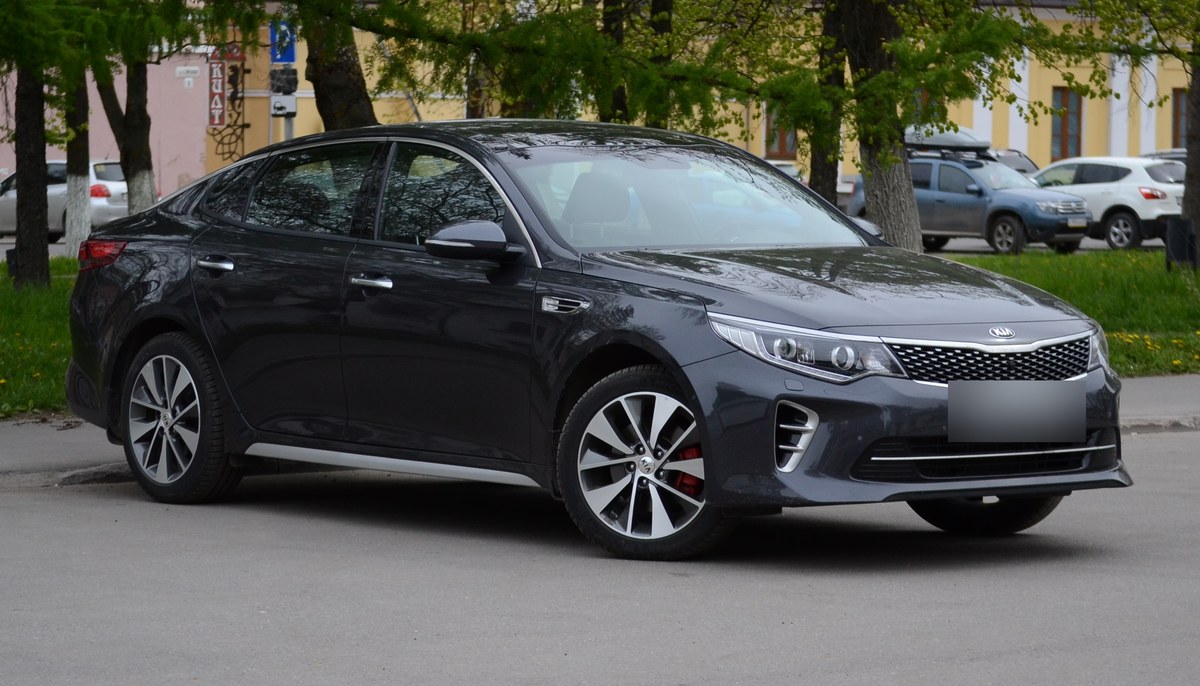 Тёмно-серый седан Kia Optima JF GT-Line, вид спереди в три четверти