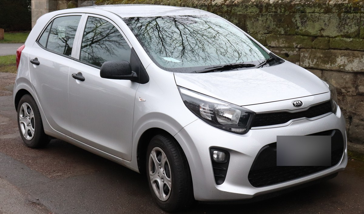 Серебристый хетчбэк Kia Picanto JA 2017 года, вид спереди в три четверти