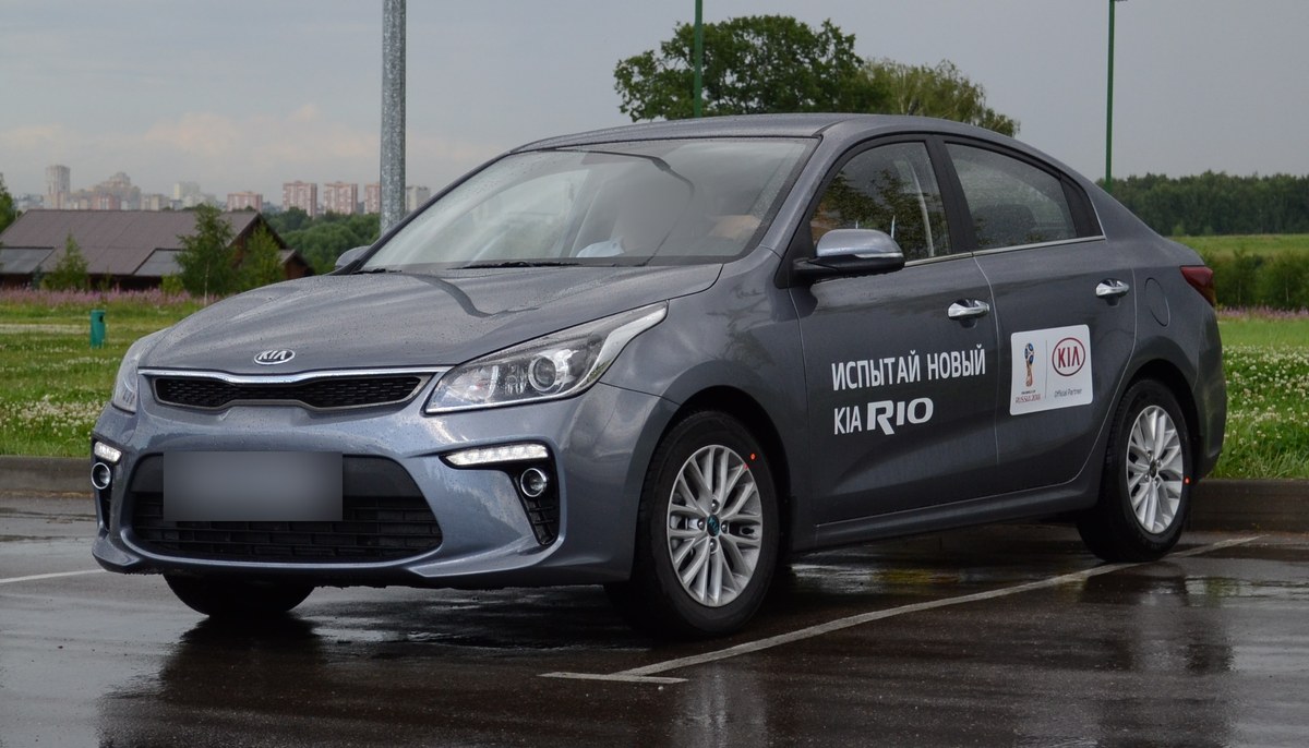 Серый седан Kia Rio четвёртого поколения (FB) 2017 года для российского рынка, вид спереди