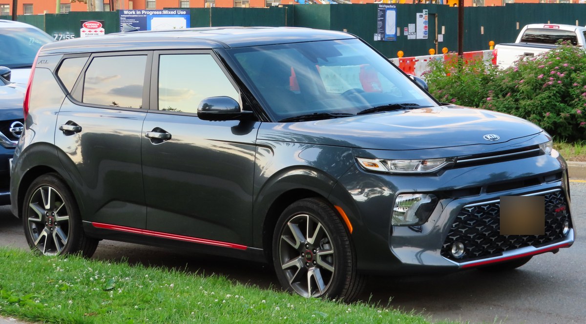 Тёмно-серый Kia Soul третьего поколения (SK3) в версии GT-Line, вид спереди в три четверти