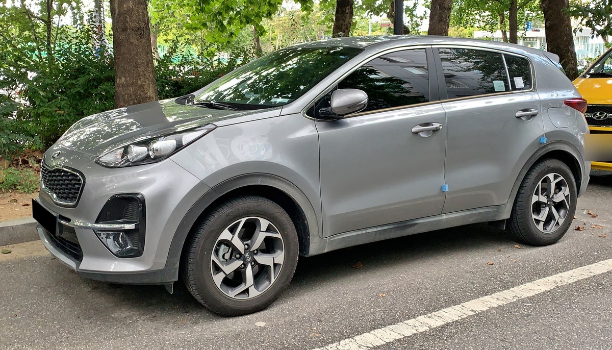 Серый кроссовер Kia Sportage четвёртого поколения QL после рестайлинга, вид спереди слева