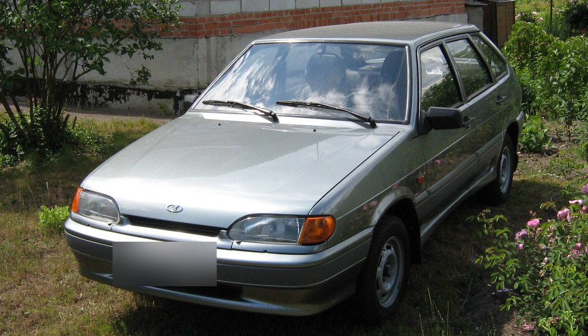 Серебристый ВАЗ-2114 (Lada Samara), хэтчбек, вид спереди три четверти