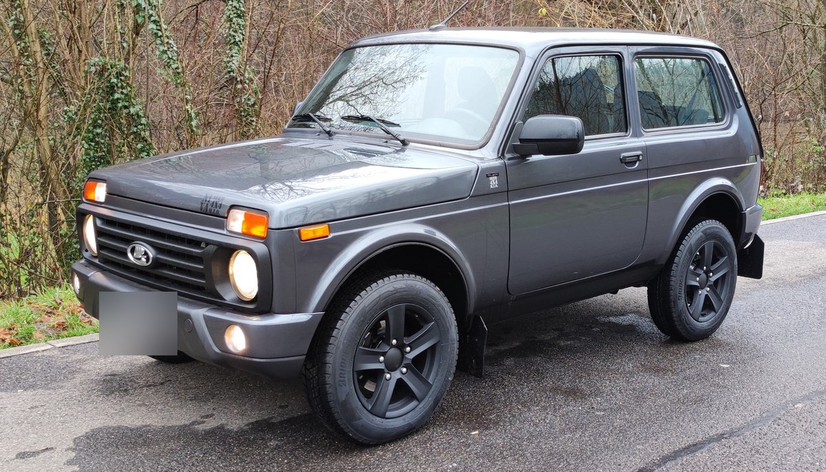 Lada Niva Legend в серой окраске с чёрными дисками, трёхдверная версия, вид спереди сбоку