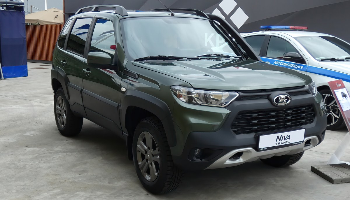 Зелёная Lada Niva Travel со шноркелем на выставке «Армия-2021», вид спереди сбоку