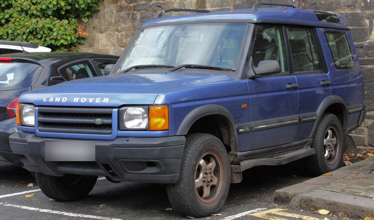 Синий Land Rover Discovery Series II (Discovery II), вид спереди справа в три четверти