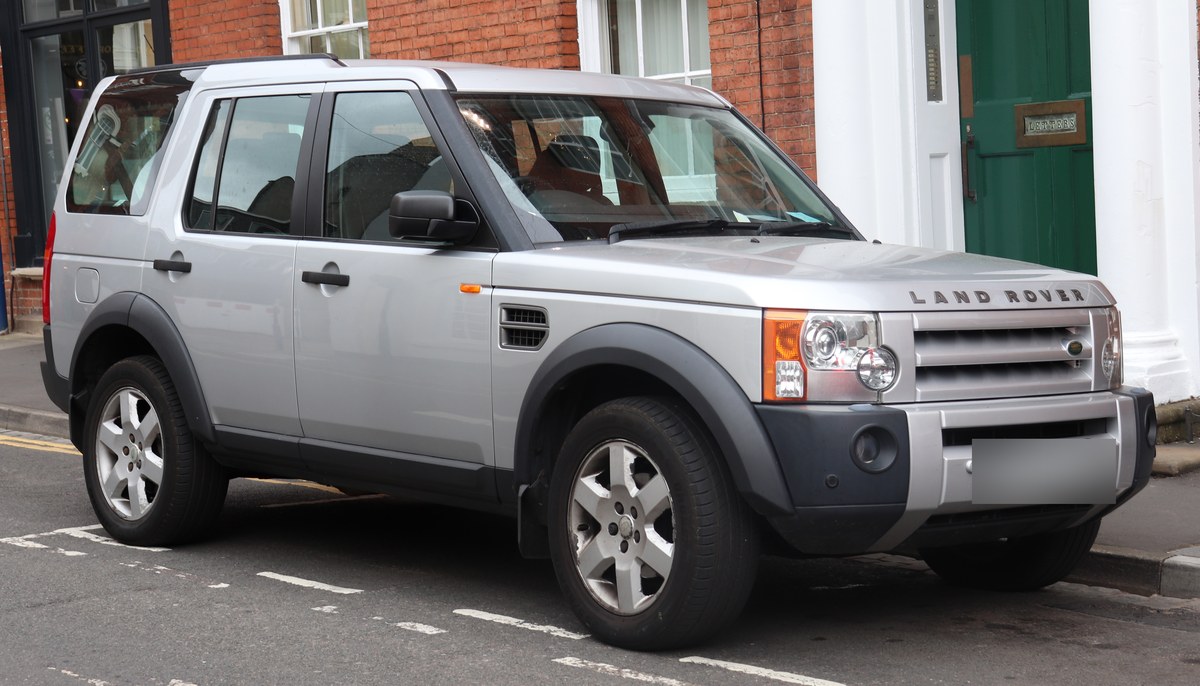Серебристый Land Rover Discovery 3 (LR3) до рестайлинга 2009 года, вид спереди в три четверти