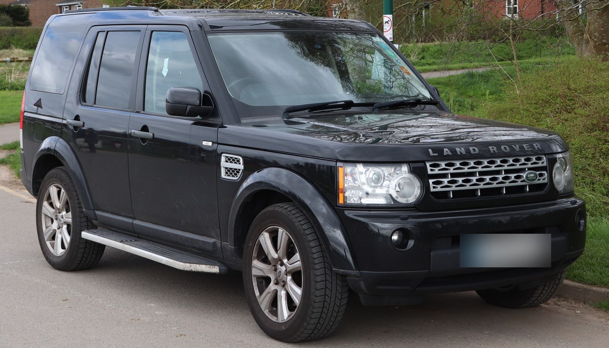 Чёрный Land Rover Discovery 4 HSE, вид спереди в три четверти, на парковке
