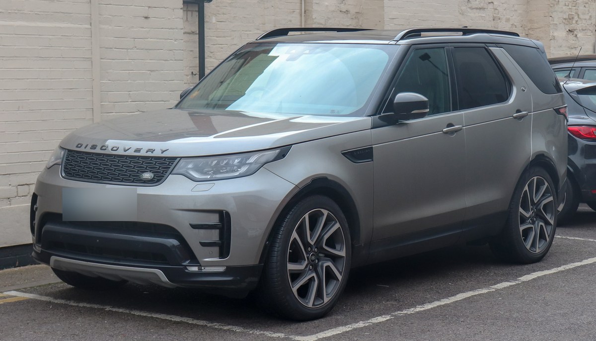 Серо-бронзовый Land Rover Discovery пятого поколения (L462), вид спереди в три четверти