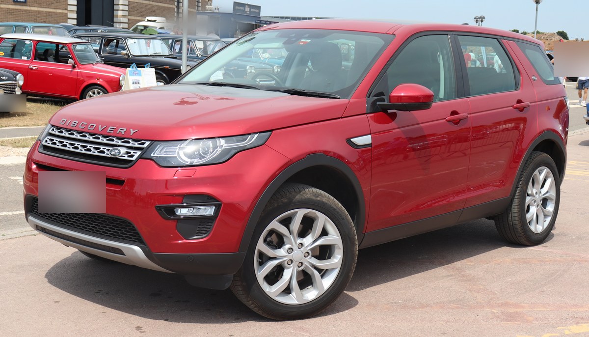 Красный Land Rover Discovery Sport (L550), вид спереди в три четверти