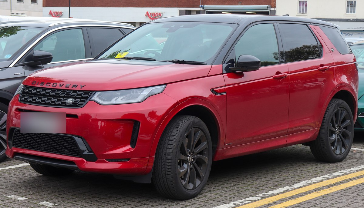 Красный Land Rover Discovery Sport R-Dynamic SE после обновления 2019 года, вид спереди в три четверти