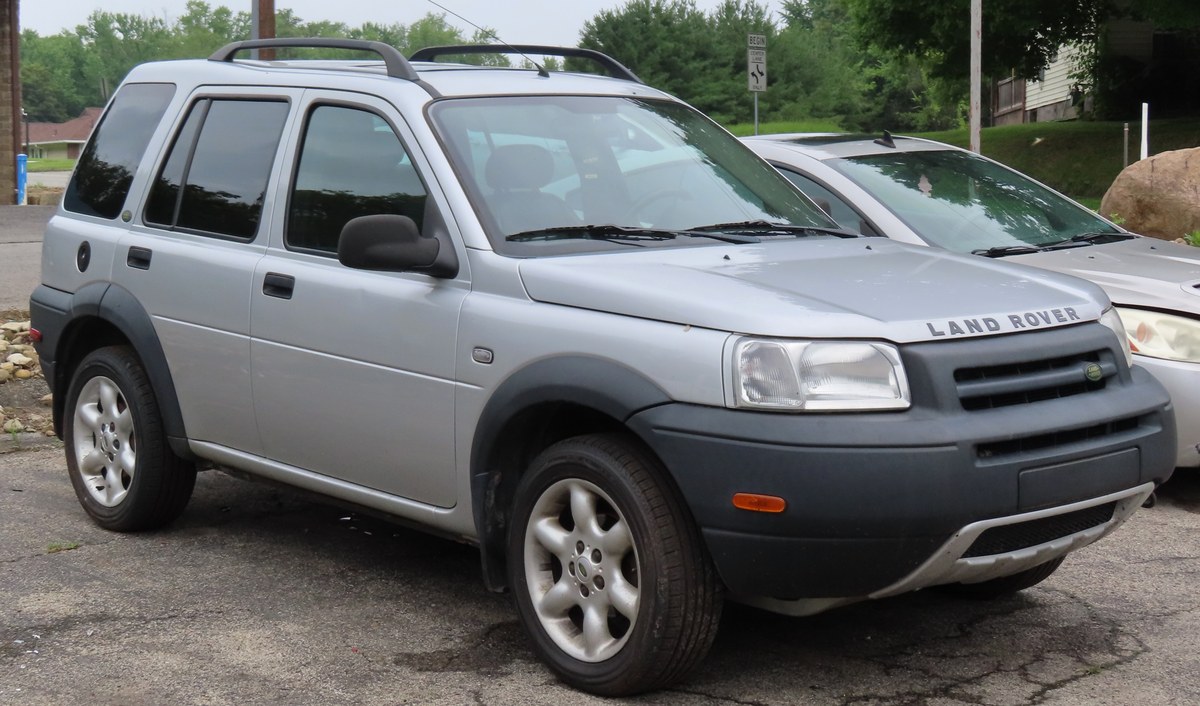 Серебристый Land Rover Freelander первого поколения (L314), вид спереди справа в три четверти
