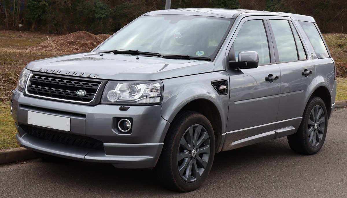 Серый Land Rover Freelander 2 (L359) после обновления, вид спереди слева в три четверти
