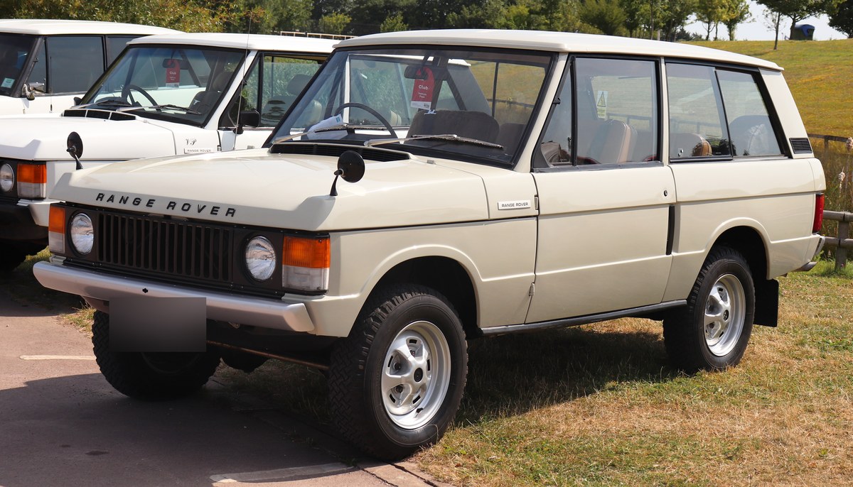 Range Rover первого поколения 1973 года, трёхдверный, вид спереди слева в три четверти, на выставке