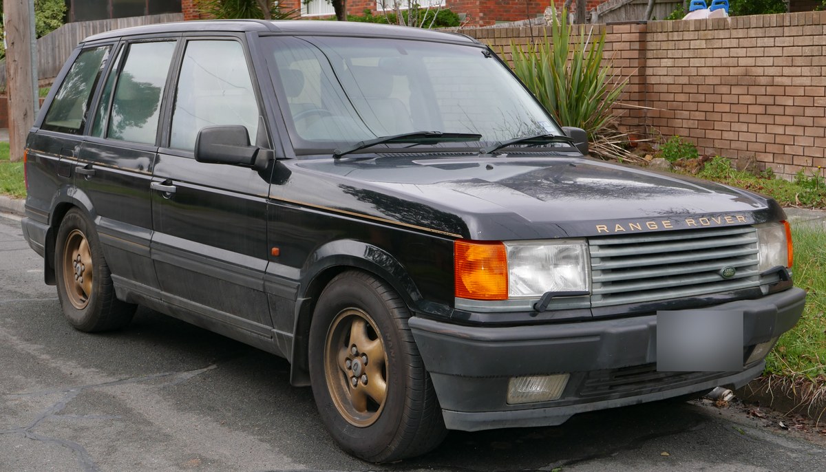 Чёрный Range Rover второго поколения (P38A) 4.6 HSE, вид спереди справа в три четверти