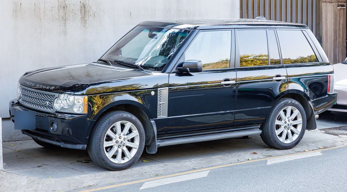 Чёрный Range Rover третьего поколения (L322) до рестайлинга, вид спереди в три четверти