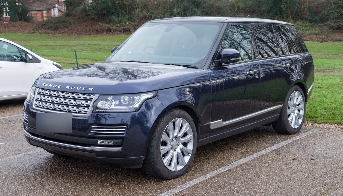 Тёмно-синий Range Rover Autobiography четвёртого поколения (L405), вид спереди в три четверти