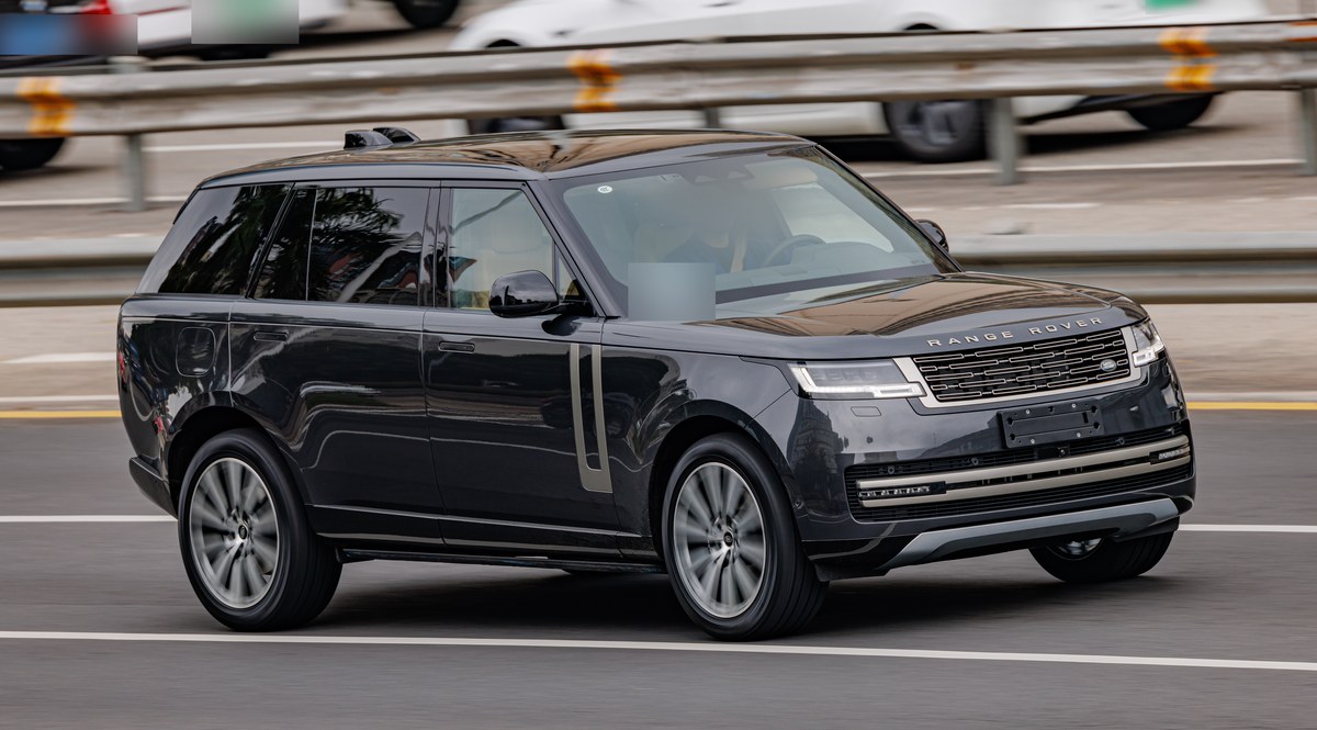 Тёмно-серый Range Rover пятого поколения (L460), вид спереди в три четверти