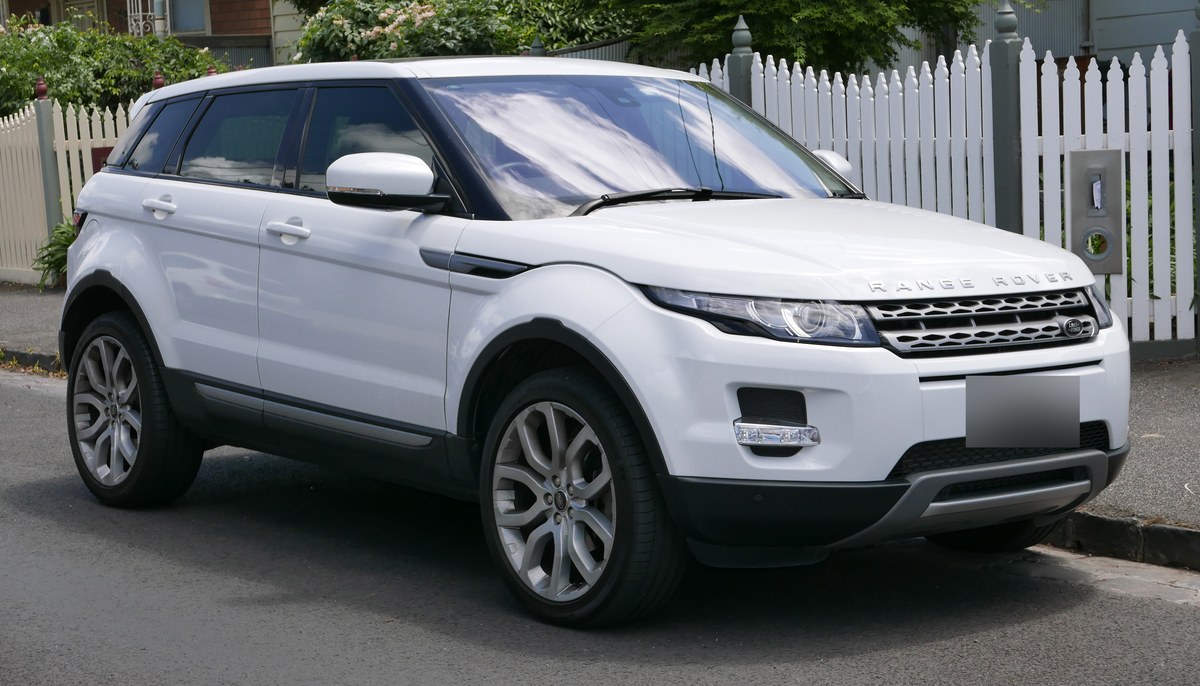 Белый Range Rover Evoque первого поколения (L538), пятидверный, вид спереди в три четверти