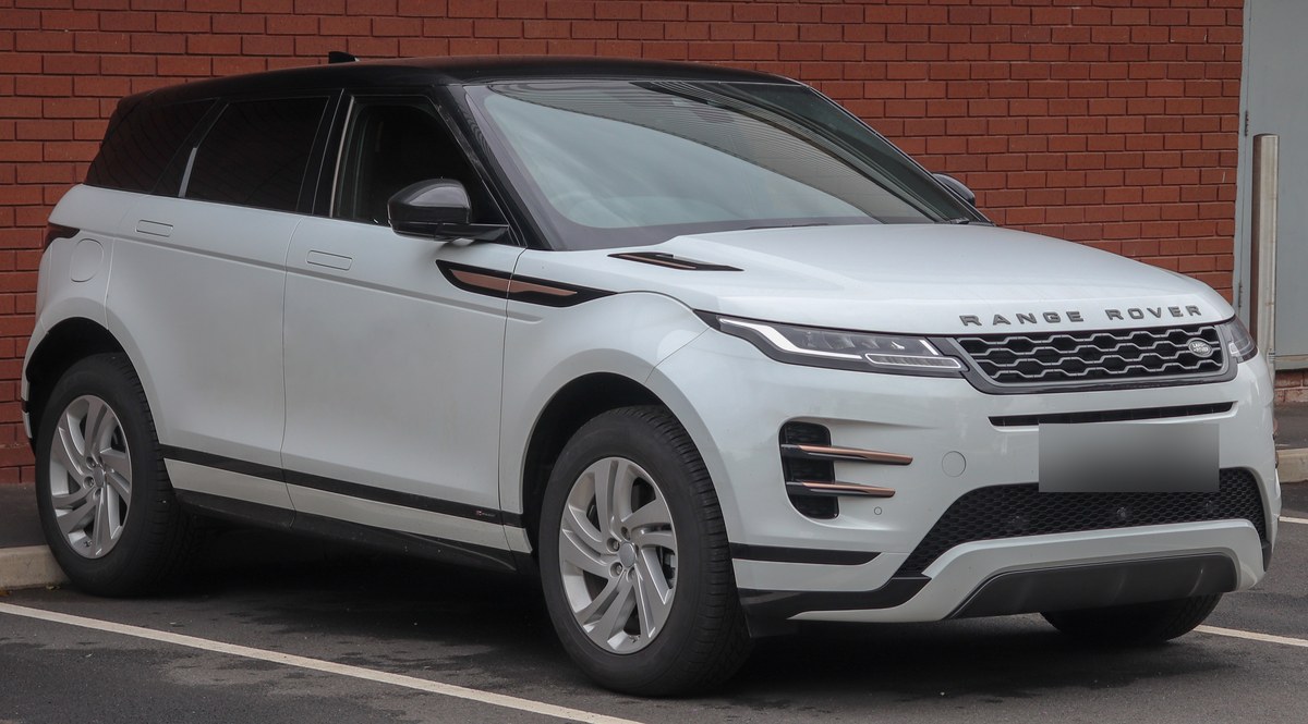 Белый Range Rover Evoque второго поколения (L551) с чёрной крышей, вид спереди справа в три четверти
