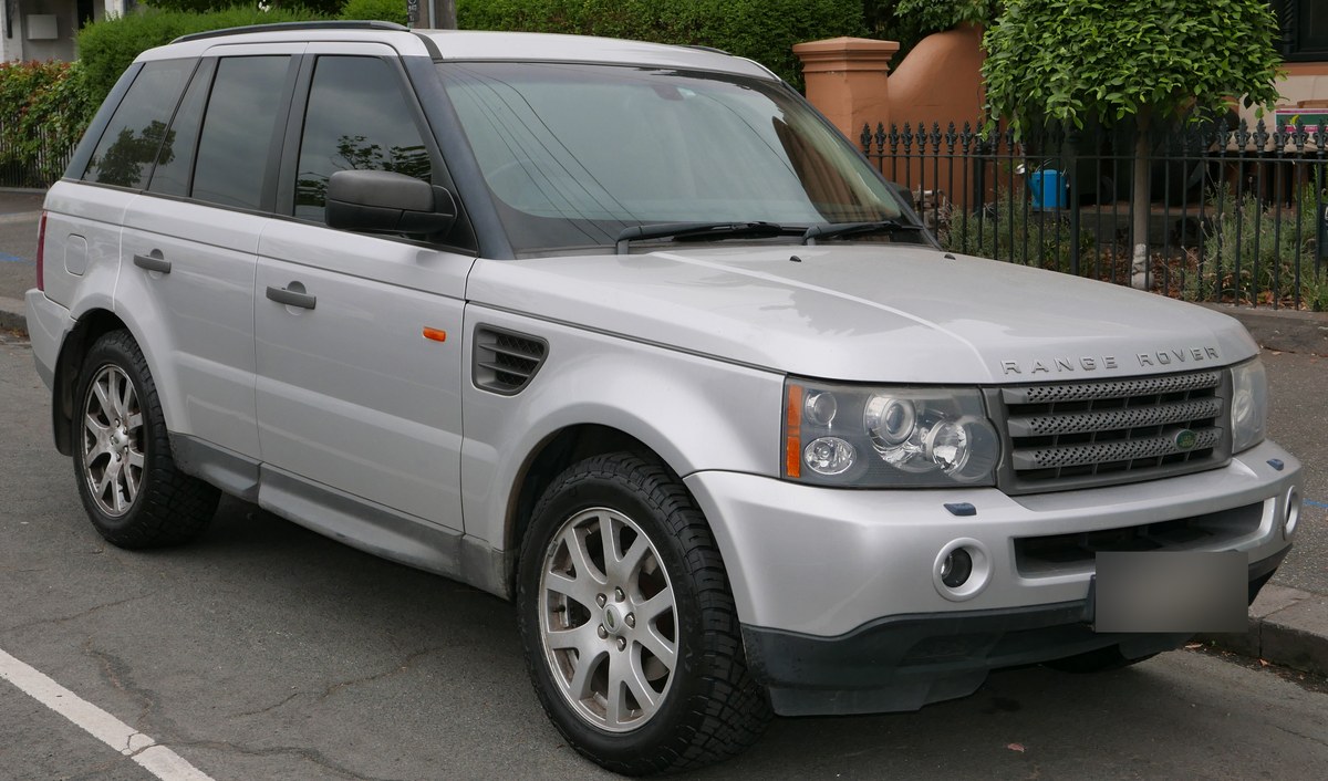 Серебристый Range Rover Sport первого поколения (L320), вид спереди в три четверти