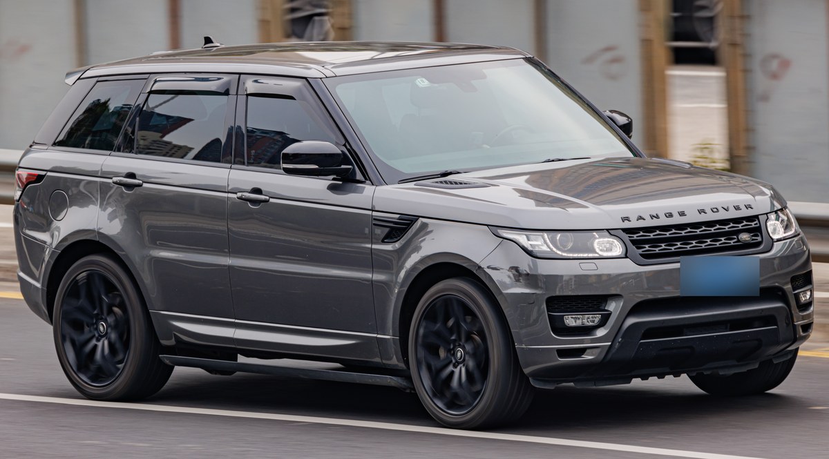 Тёмно-серый Range Rover Sport второго поколения (L494) с чёрными дисками, вид спереди в три четверти