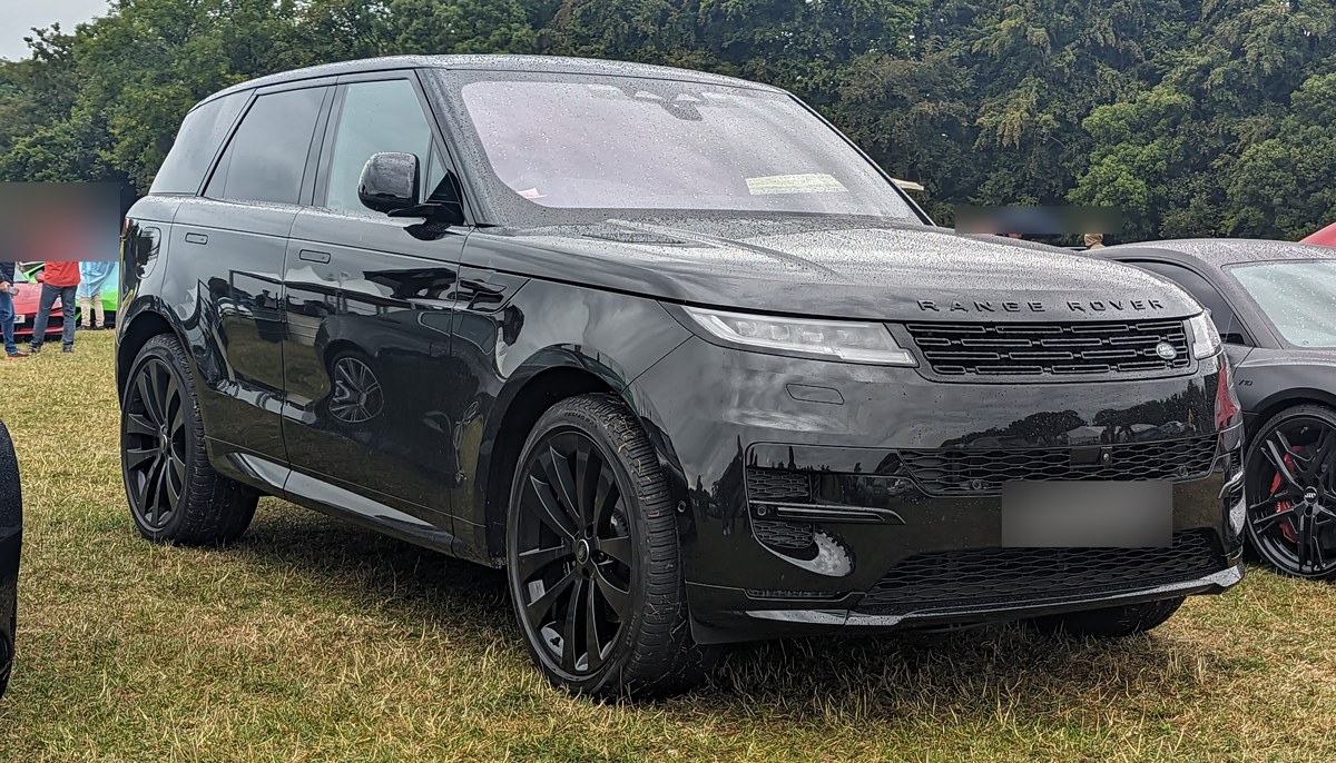 Чёрный Range Rover Sport третьего поколения (L461), вид спереди в три четверти