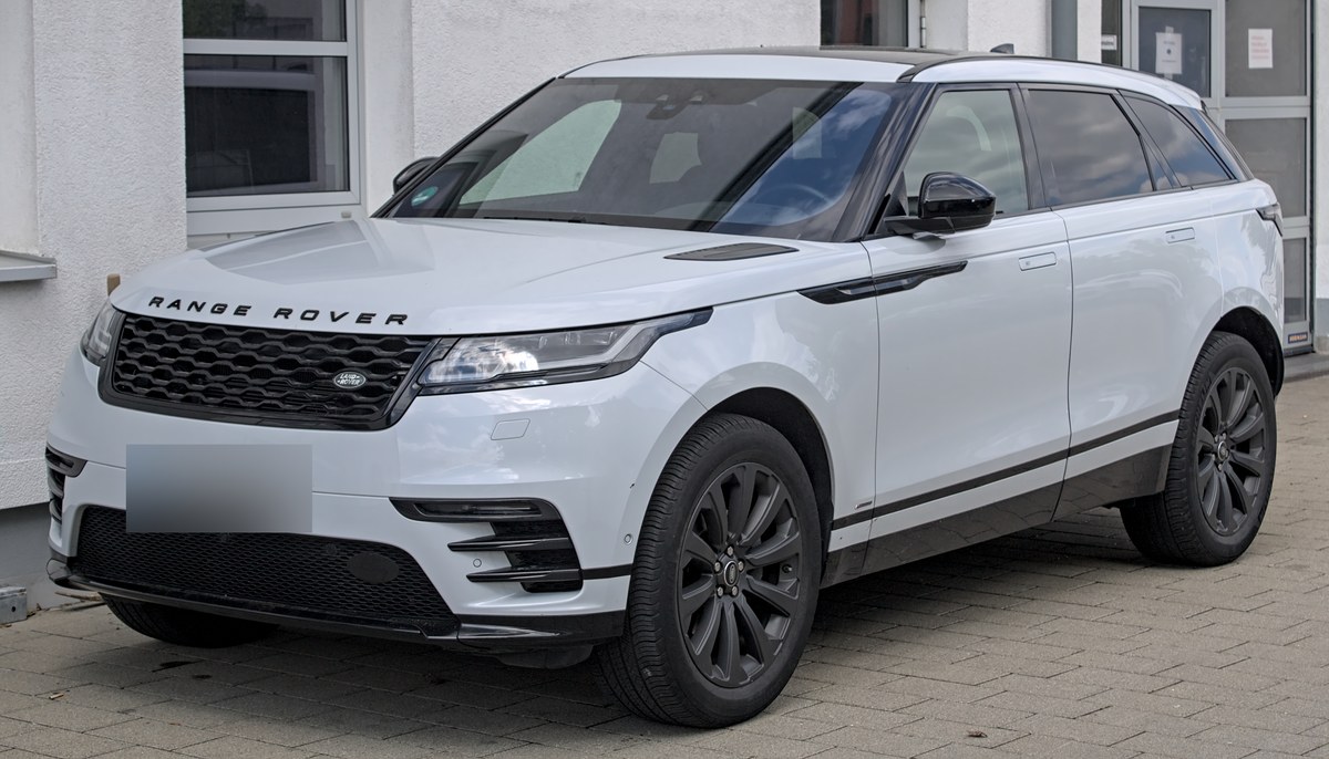Светло-серый Range Rover Velar P250 SE (L560), вид спереди в три четверти