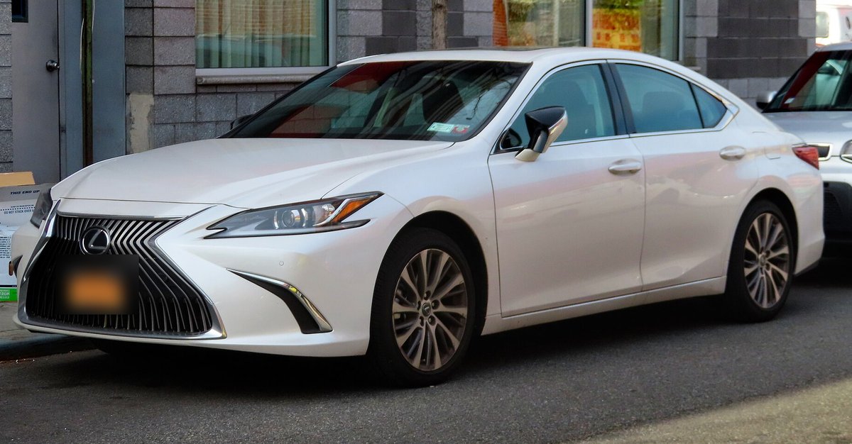 Белый Lexus ES седьмого поколения, вид спереди