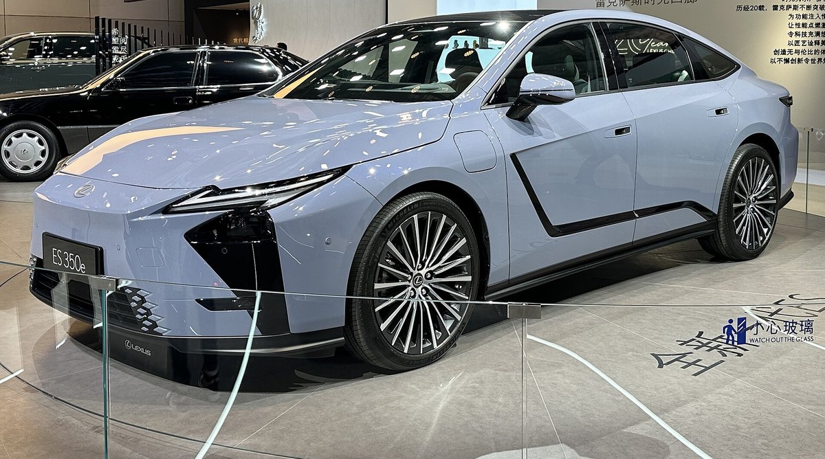 Голубой Lexus ES восьмого поколения на выставке, вид спереди