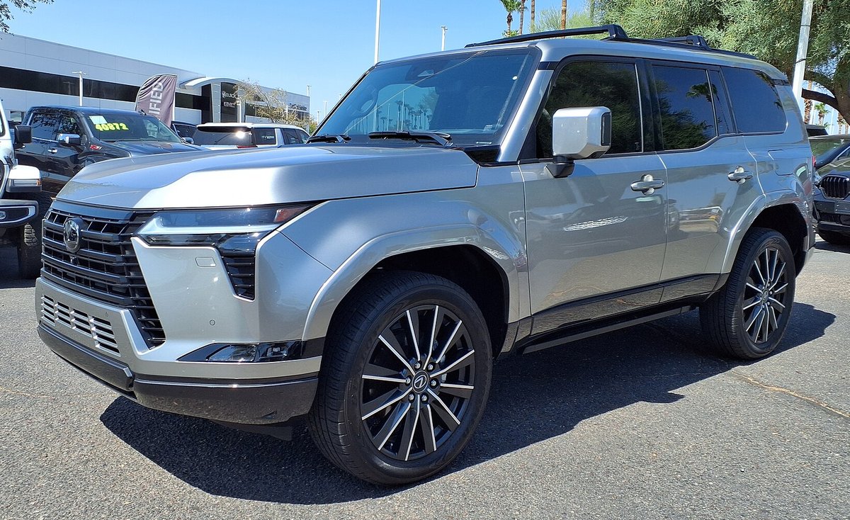 Серебристый Lexus GX второго поколения на стоянке, вид спереди