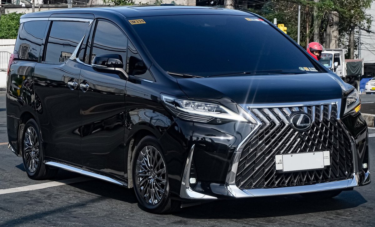 Чёрный Lexus LM 350 первого поколения на улице, вид спереди
