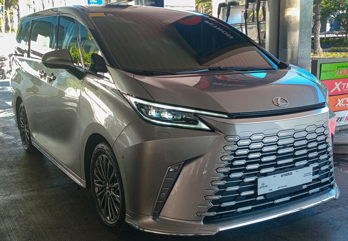 Бронзово-серый Lexus LM второго поколения, вид спереди
